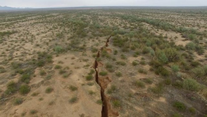 2 Mile Crack Opens Up In The Middle Of Arizona Desert 