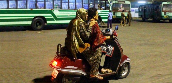 रात में मुंह छिपाए पुडुचेरी की सड़क पर जासूसी करने निकलीं किरण बेदी