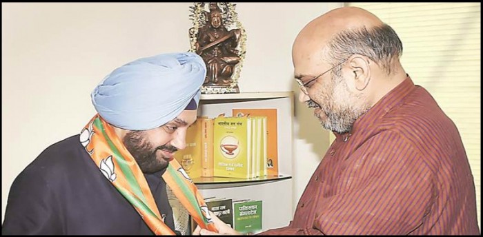 बंद कमरे में कांग्रेसी भी कांग्रेस मुक्त भारत का सपना देख रहे - करते है पीएम मोदी की प्रशंसा