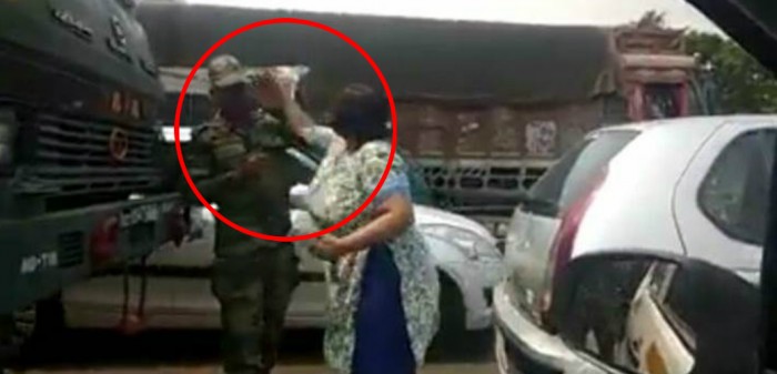 वायरल वीडियो - फौजी को थप्पड़ मारने वाली महिला ने मांगी माफी