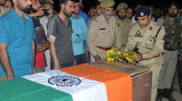 जम्मू के अनंतनाग में पुलिस दल पर हमला, 6 जवान शहीद, 3 आतंकियों के शव भी बरामद  