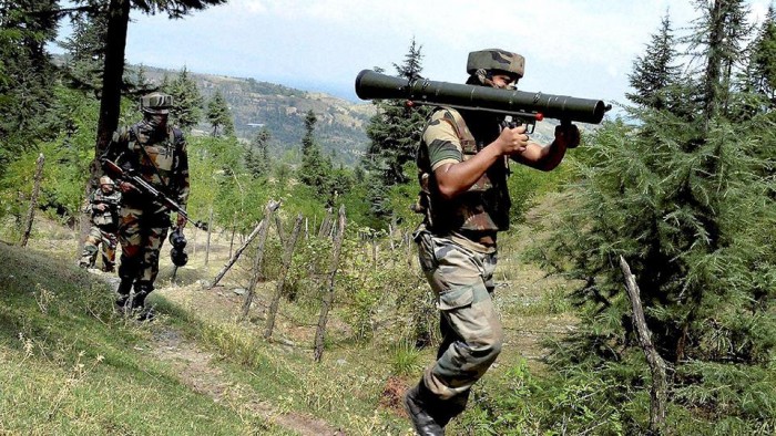 घुसपैठ के इंतजार में 150 आतंकवादी, सेना ने 2 आतंकियों को ठोका - मुठभेड़ जारी