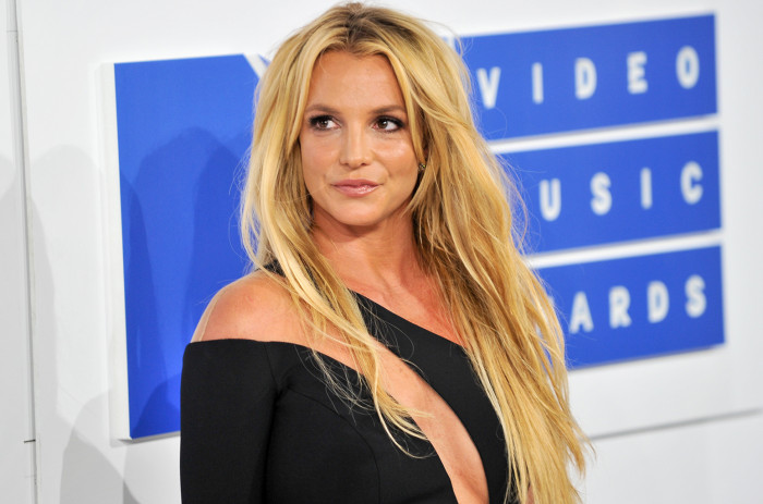 10 Celebrities Who Faced Death Hoaxes Thanks to Media and Fans