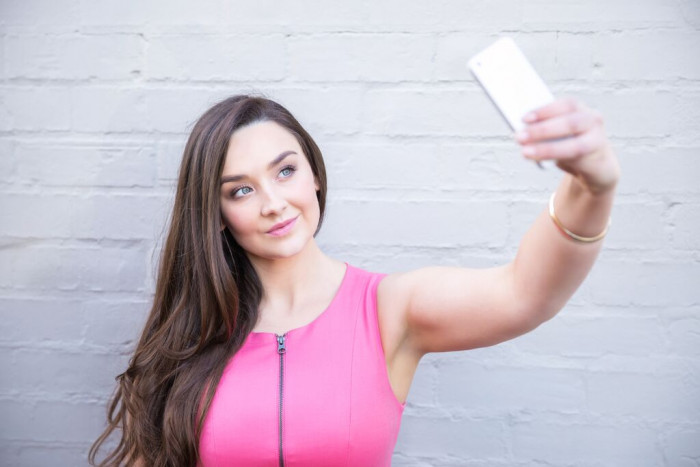 10 Selfie Hacks That Win Your Social Media Audience