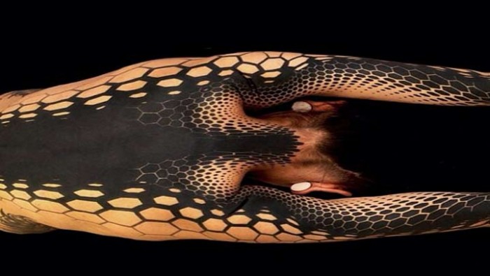 10 Striking Blackout Tattoos That Look Almost Unreal