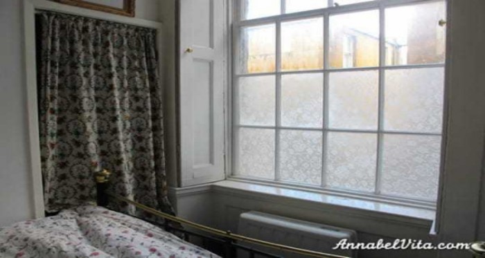 A Lady Brushed Cornstarch On Her Windows For Privacy & The Results Will Leave You...