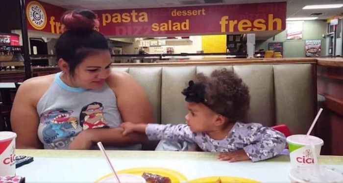 Adorable! Watch how the little sister shuts down her mom, who was scolding her sister