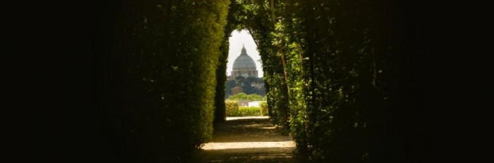 An Amazing View of The St Peter’s Basilica Through A Rome Keyhole