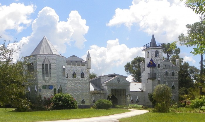 Solomon's Castle – A Beautiful Structure From Aluminum Printing Plates